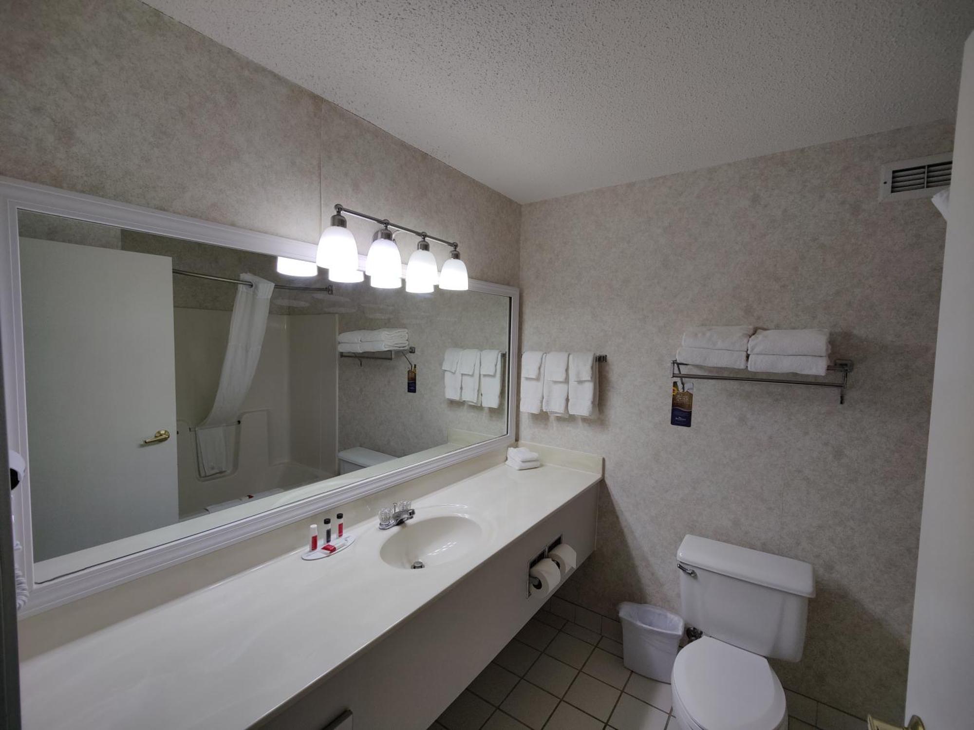 Baymont By Wyndham Albany Hotel Room photo